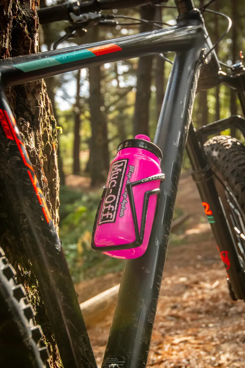 Muc-Off X Elite Fly Water Bottle 550ml in Pink-4